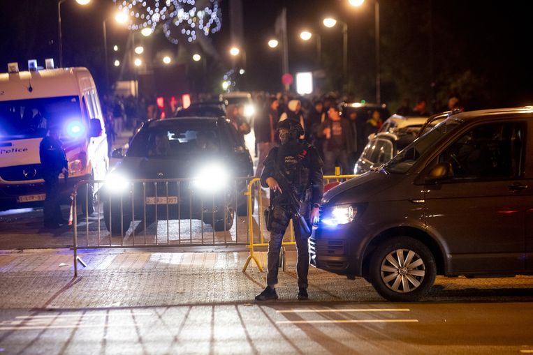 Due tifosi di calcio svedesi sono rimasti uccisi in un attacco terroristico a Bruxelles, la partita è stata interrotta e l’uomo armato è scappato