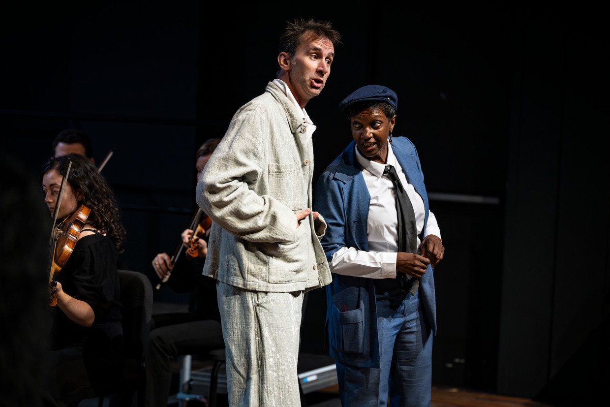 Henk Niven e Claron McFadden nei panni dei sarcastici Don Alfonso e Despina.  Foto di Janko Doenker