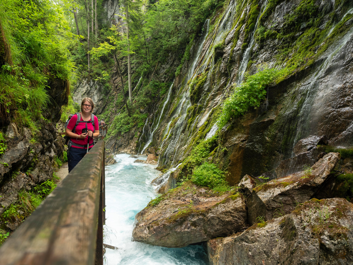 Ellen Lewis è in vacanza a piedi.  Figura Bob Luigix