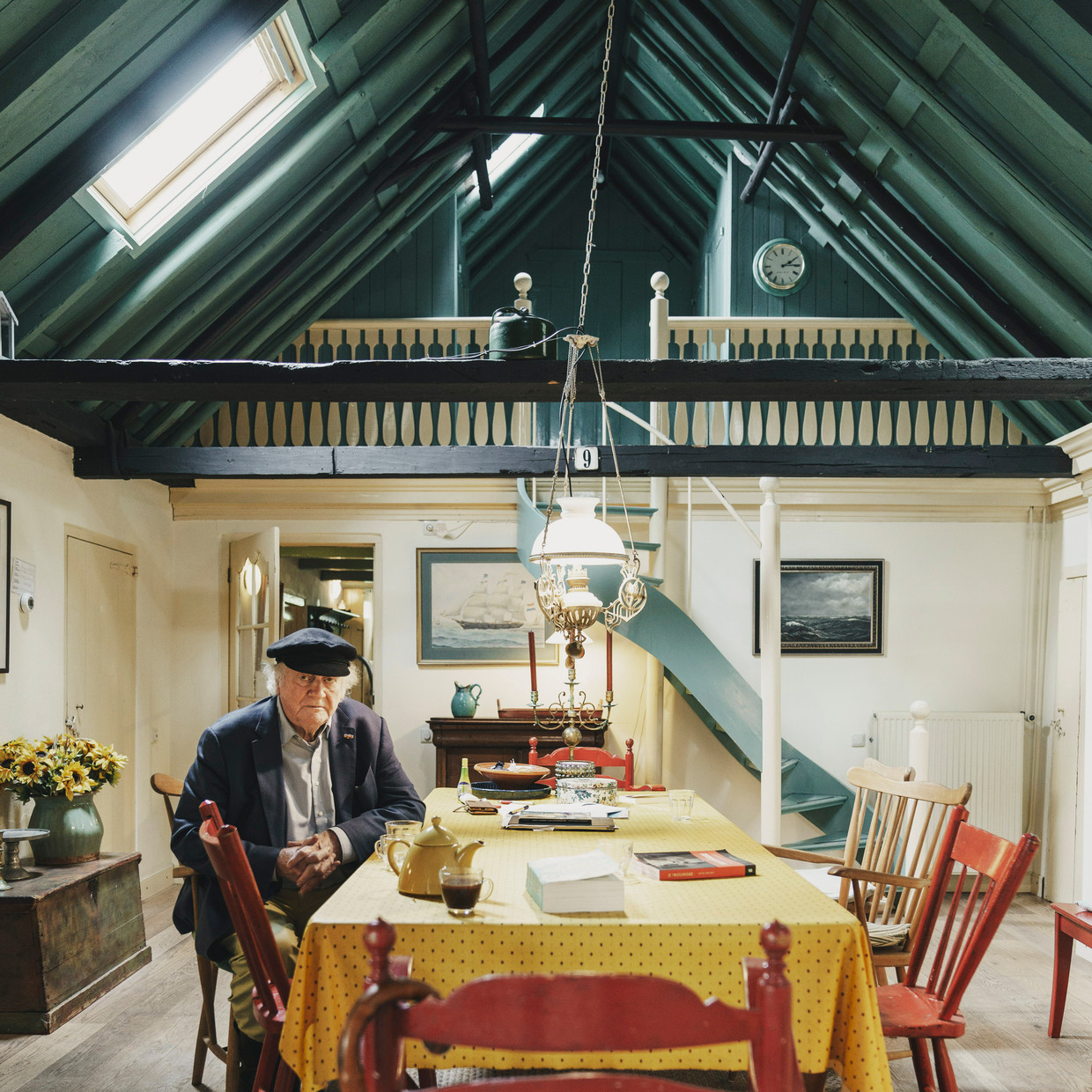 Wouter van Dieren in zijn huis op Terschelling. ‘Aan deze tafel zijn ze allemaal geweest. Politici, topmensen uit het bedrijfsleven, vooraanstaande wetenschappers.’ Beeld Reyer Boxem