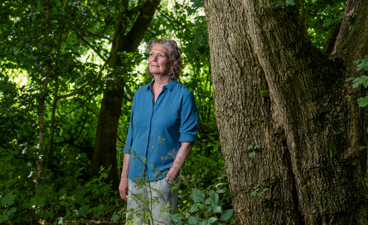 Nederland, Dordrecht, 21 juni 2023. Nettie Dekker schreef het essay 'Jagerslatijn, mythes en fabels over de jacht'. Alle onzinnige argumenten van de hobbyjagers op een rijtje, en waarom de wet- en regelgeving hapert. Foto & Copyright: NWerry CRone