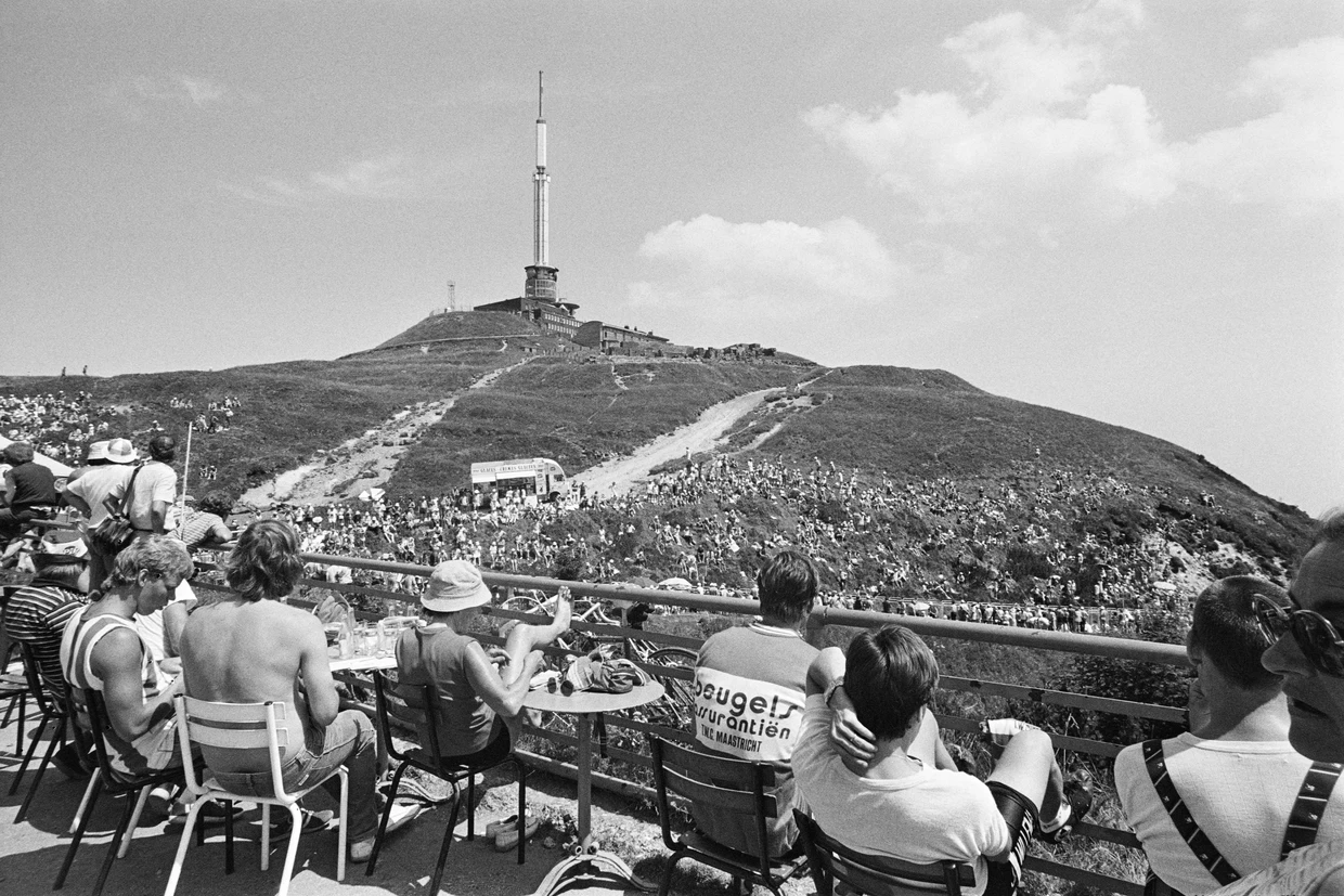 waarom-de-tourfinish-op-de-puy-de-dome-omstreden-is-we-zijn-hier-geen-disneyland.webp