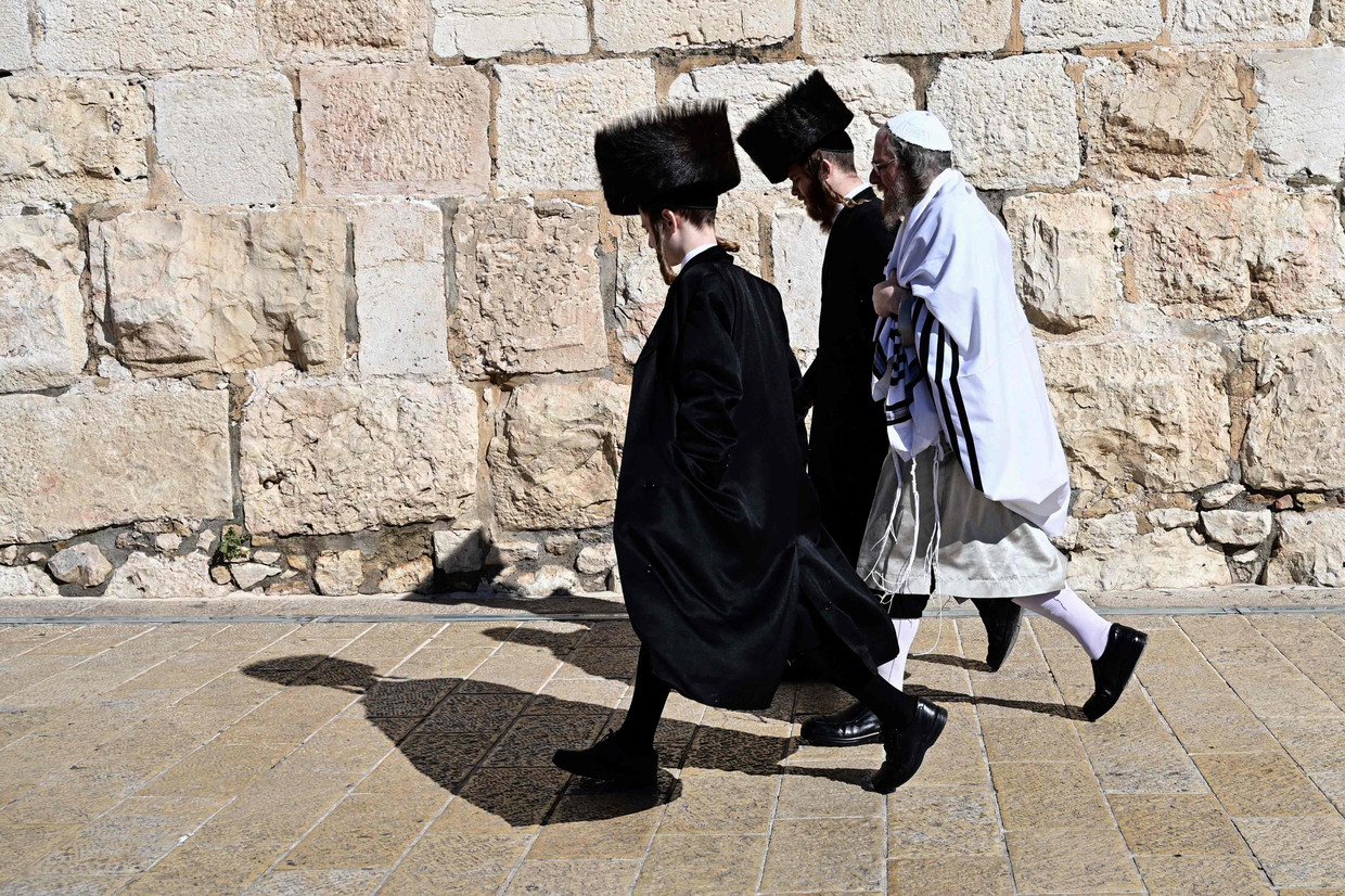 Een groep ultra-orthodoxe joden in Jeruzalem. Beeld AFP
