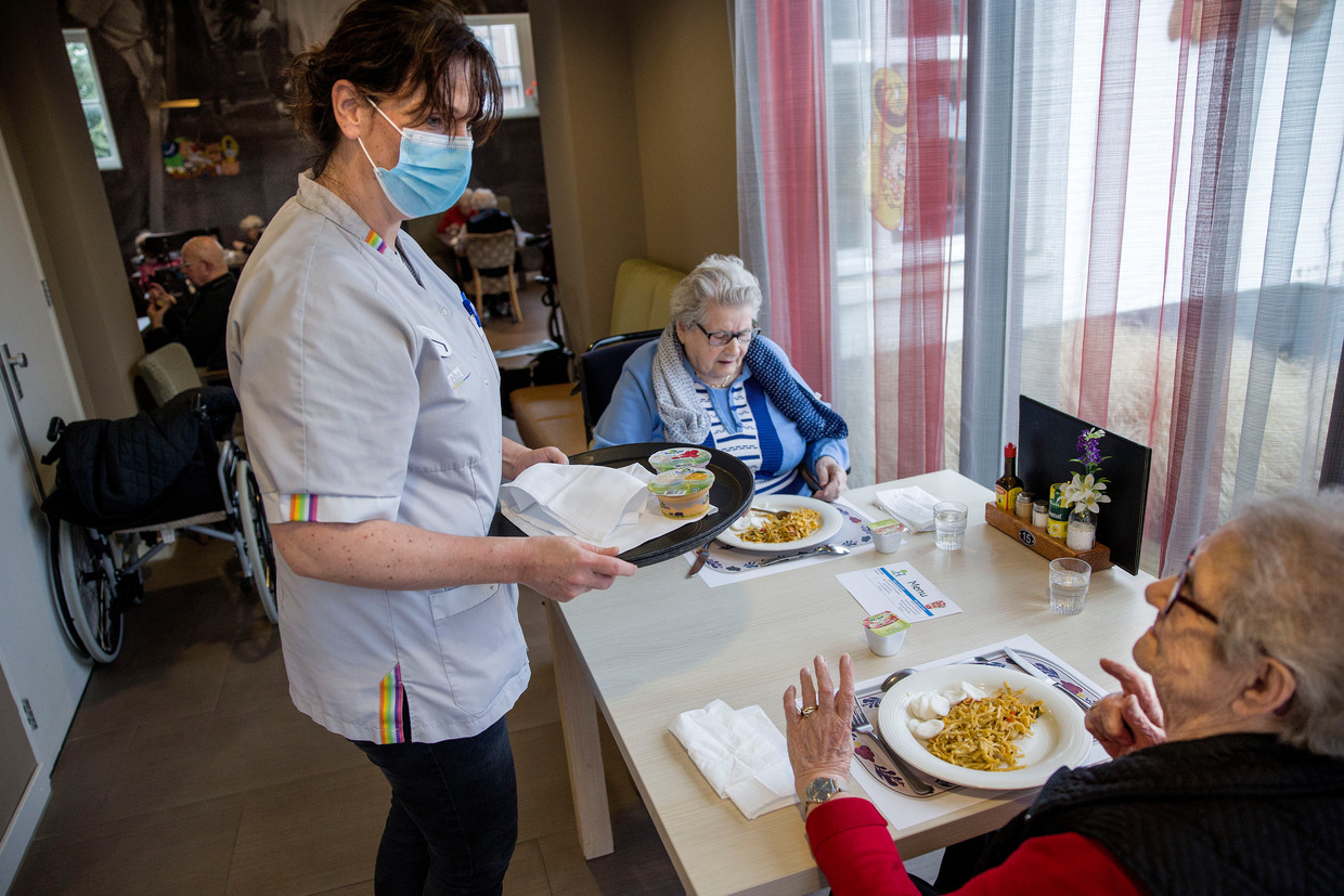 De maaltijd in woonzorgcentrum Thebe Hagedonk in het Brabantse Prinsenbeek. Beeld Arie Kievit