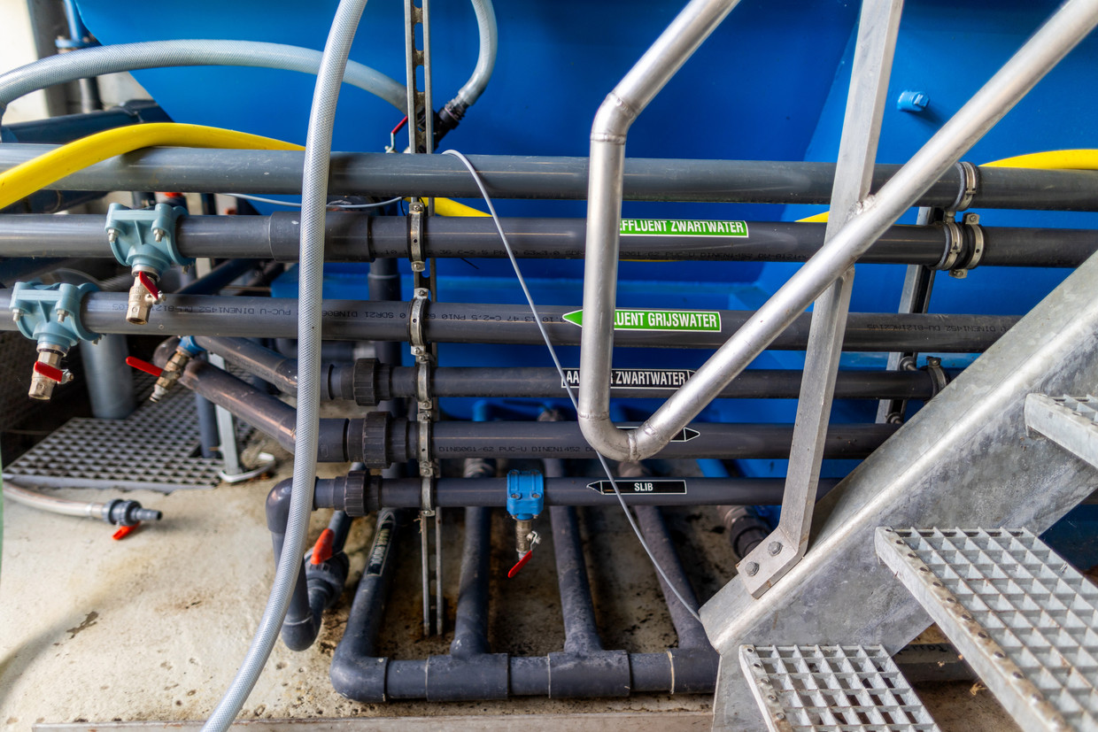 Het vacuumriool in Sneek. De toiletten worden geleegd met onderdruk in het riool waardoor minder water nodig is. Beeld Herman Engbers