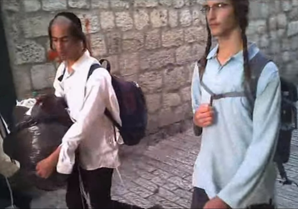 Orthodoxe joden in Jeruzalem. Het beeld komt uit een filmpje waarop te zien is dat ultra-orthodoxe joden in de stad op de grond spugen, vlak voor de voeten van christenen. Beeld Yisca Harani