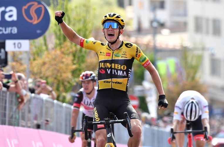 Quinn Bowman vince una tappa memorabile del Giro d'Italia con l'aiuto del corridore di testa Dumoulin