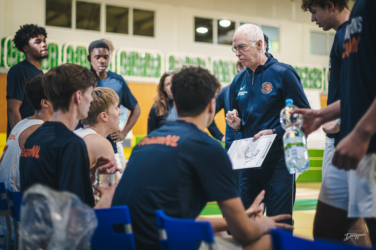 Bondscoach Arik Shivek geeft spelers van de nationale selectie tactische uitleg. Beeld Nederlandse Basketball Bond